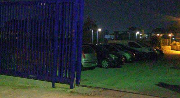 Parcheggiatori scatenati al Parco San Paolo: auto alle spalle del cancello installato da pochi mesi