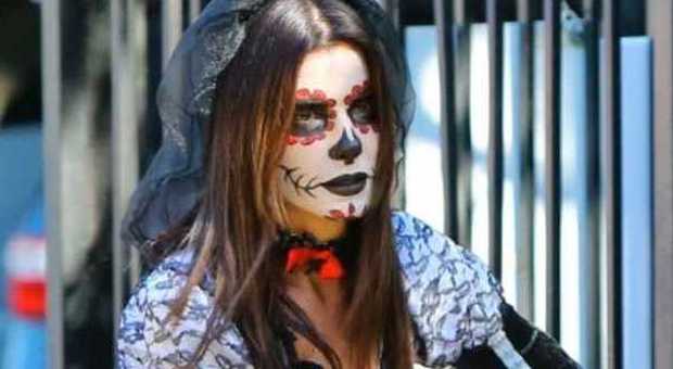 Sandra Bullock conciata per le feste, per Halloween diventa uno zombie