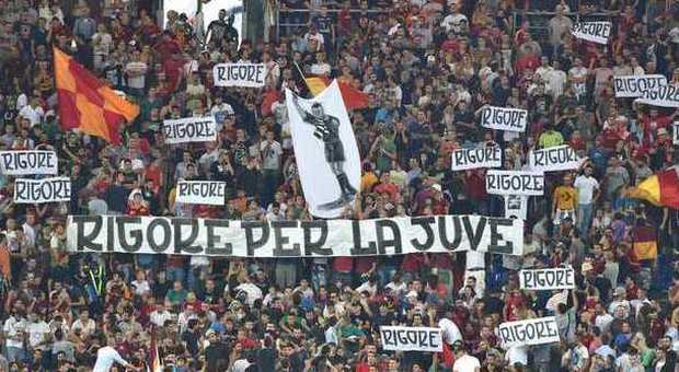 Roma-Chievo, scoppia l'ironia all'Olimpico: negli striscioni «Rigore per la Juve!»