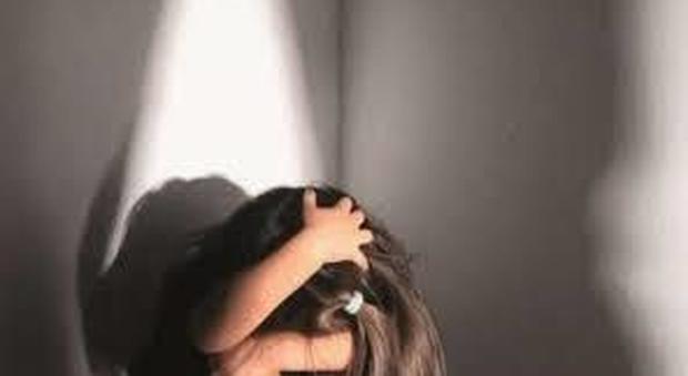 Bimba di tre anni stuprata sulle scale del suo condomio dal custode: è grave in ospedale