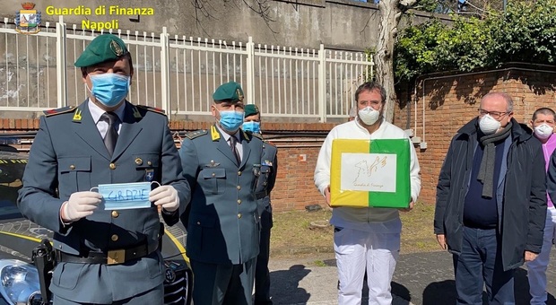 Coronavirus a Napoli, la Guardia di Finanza dona mascherine all'azienda ospedaliera dei Colli