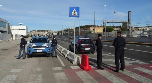 Le forze dell'ordine hanno smantellato il presidio dei No Green pass in via Mattei