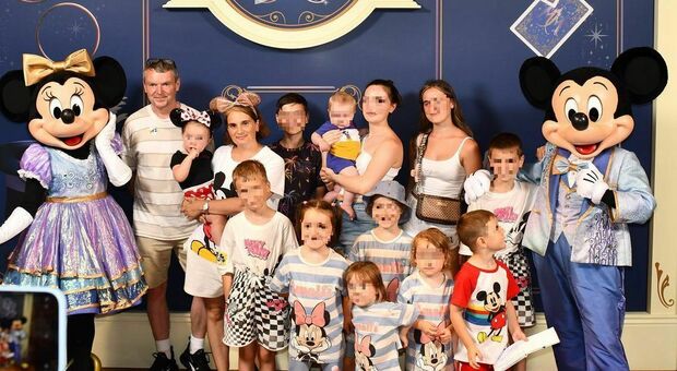Famiglia con 22 figli va in vacanza 17 volte in due anni: «Da Disneyland alle Maldive». Ma come hanno fatto?