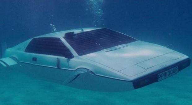 La Lotus Esprit durante una delle scene del filme di Bond del 1977