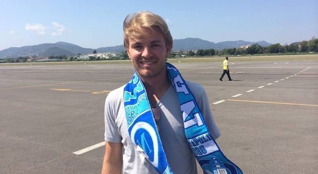 Omaggio del Napoli a Rosberg campione con la sciarpa azzurra