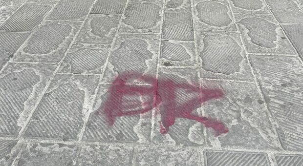 La scritta Br in piazza Piccinino
