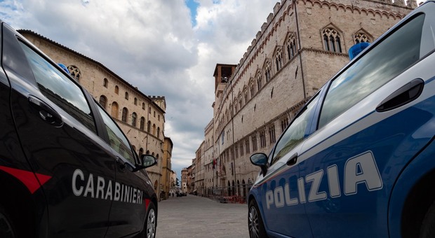 Perugia, allerta furti in centro. Un professionista racconta: «Telefono rubato mentre scendevo dall'auto». I commercianti: controlli ancora maggiori