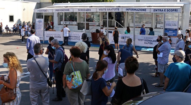 Covid in Campania, boom di contagi: 218 positivi in 24 ore, sette in terapia intensiva