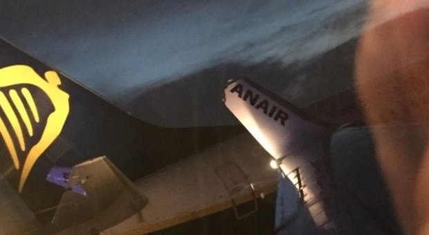 L'ala spezzata dell'aereo Ryanair a Dublino (Twitter/Emily Carroll)