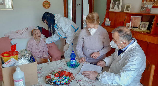 Covid, vaccinata in Basilicata a 108 anni la donna più anziana d'Italia: «Grazie a tutti»