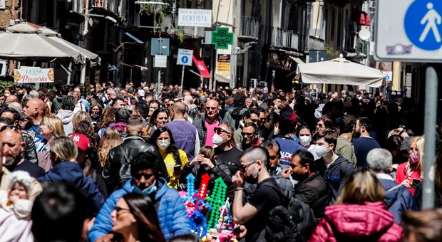 25 aprile a Napoli con il pienone, turisti in fila davanti ai musei