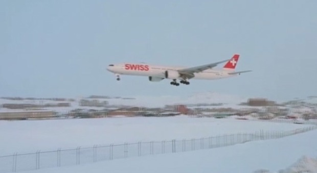 Paura in volo, il motore dell'aereo si spegne: atterraggio d'emergenza tra i ghiacci