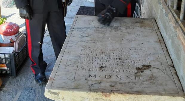 Reperti archeologici per 250mila euro trovati in una villa: lastra funebre del 1400 usata come tavolino