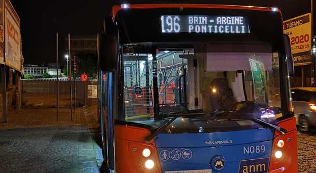 Napoli, ennesimo atto vandalico ai danni di un bus dell’Anm
