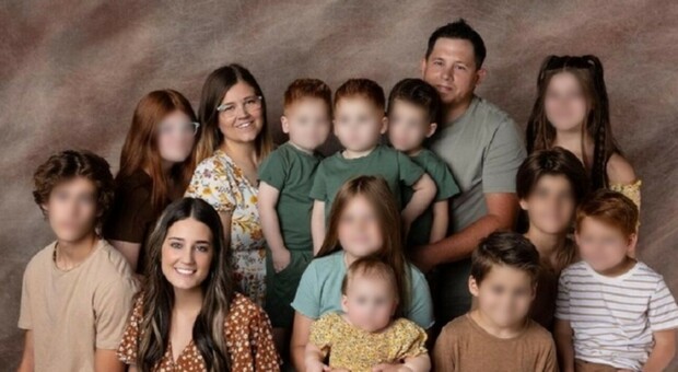 Mamma di 12 figli a 34 anni: «I miei genitori non volevano uscissi fino a 16 anni, ecco cosa è andato storto»