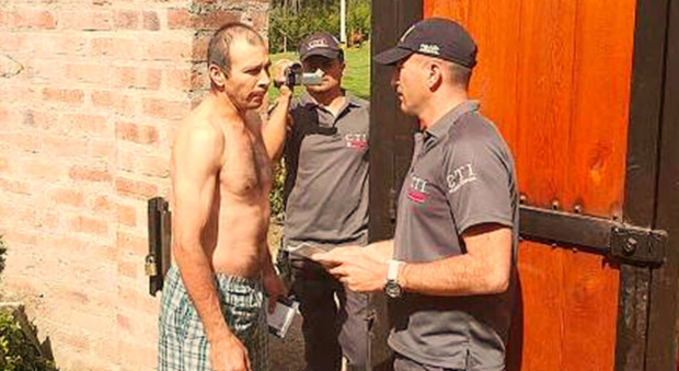 Jaime Ivan Martinez Betancurt insieme agli agenti della Polizia locale (foto noticiasrcn.com)