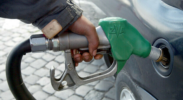 Benzina, verso stop al rialzo dei prezzi. Opec, accordo raggiunto: da agosto 400 mila barili in più al giorno
