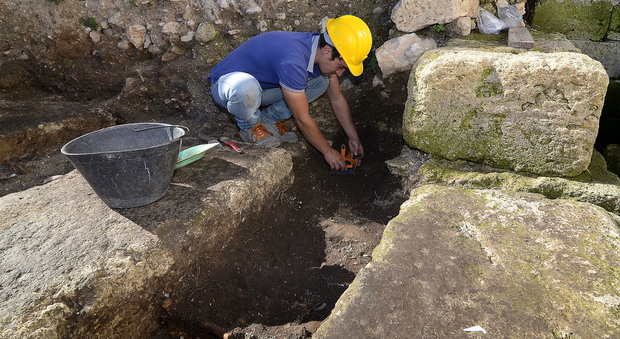Svolta negli scavi: trovato a Castro l’altare di Minerva