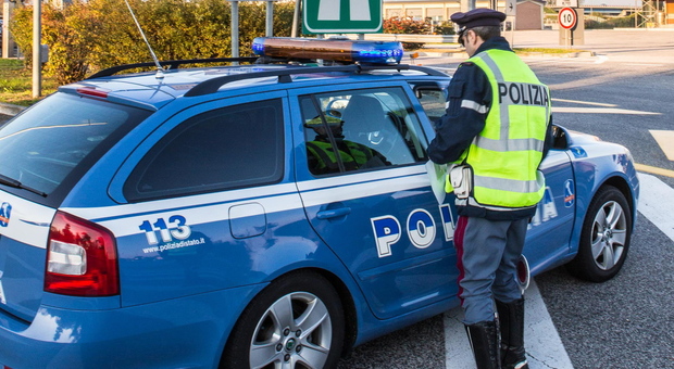 Arrestato sulla A4 un ricercato per furti in appartamento in Liguria. Viaggiava su un minivan controllato dalla Polizia