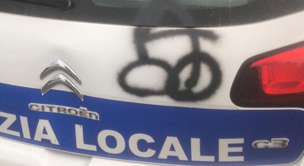 Vandali al comando di polizia locale: falli disegnati sulle automobili
