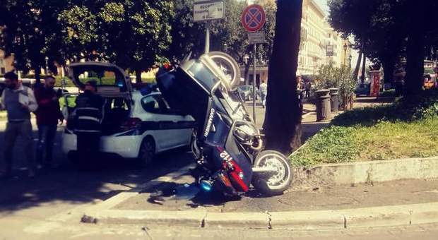 Carabiniere si scontra in moto contro un'auto in centro a Roma e finisce all'ospedale