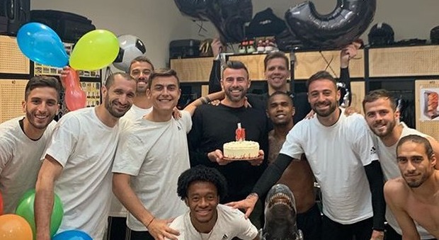 Juventus, festa negli spogliatoi per il compleanno di Barzagli