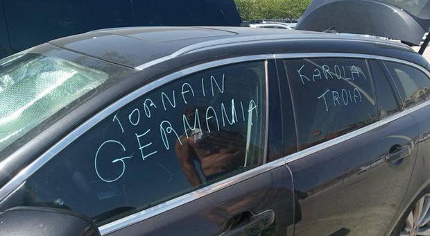 «Karola t***a, torna in Germania»: l'auto di un turista tedesco vandalizzata a Ferrara