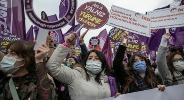 Violenza, in Turchia parte la protesta dai balconi contro la decisione di ritirarsi dalla Convenzione di Istanbul