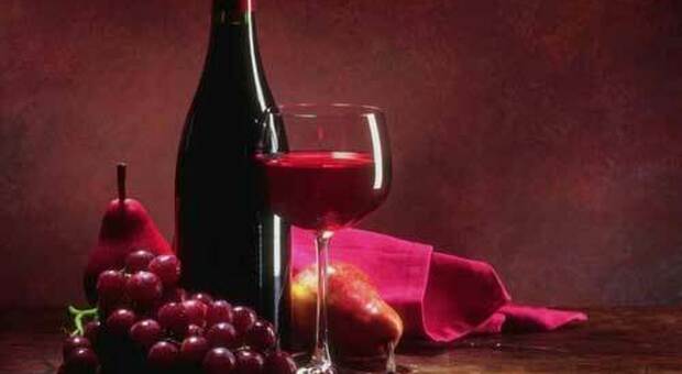 Cataratta, chi beve moderatamente vino rosso corre meno rischi di un intervento