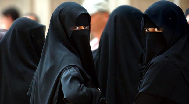 Francia, non leva il niqab: condannata a 6 mesi