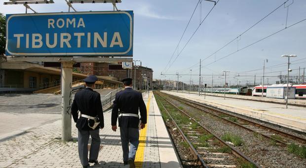 Roma, 50enne tenta di farsi investire da un treno alla stazione Tiburtina. La polizia riesce a fermare il convoglio