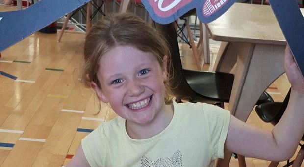 L'ultimo saluto alla figlia di 9 anni prima che muoia: la foto commuove il web