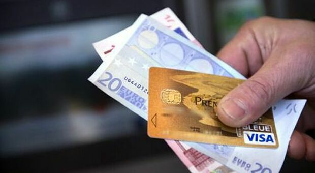 Shopping in Grecia con carte di credito contraffatte: arrestato 24enne napoletano
