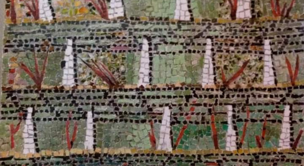 Mann presenta “Mosaici di carta”, l'installazione con i cartoni della pizza di Caroline Peyron