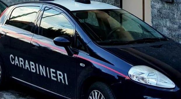 Uomo spara dal balcone sulle auto: terrore in provincia di Salerno