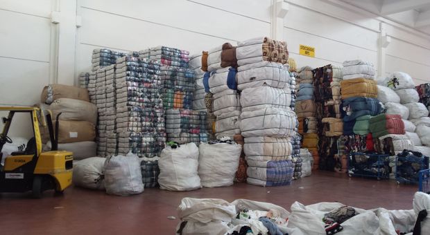 Smaltimento illegale di rifiuti, sequestrate otto aziende che lavorano abiti usati