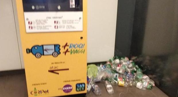 Roma, le macchinette del riciclo della plastica sono già in tilt: decine di bottigliette finiscono in terra