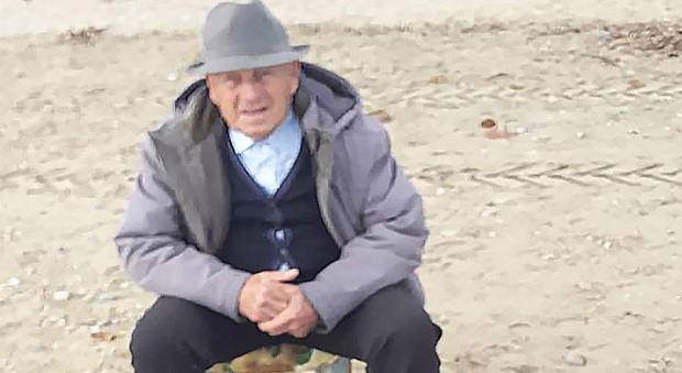 L'anziano che guarda il mare adesso raccoglie rifiuti sulla spiaggia