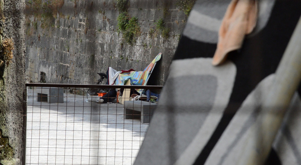 Napoli, una baraccopoli sotto la torre aragonese: «Intervenire subito per la sicurezza di tutti»