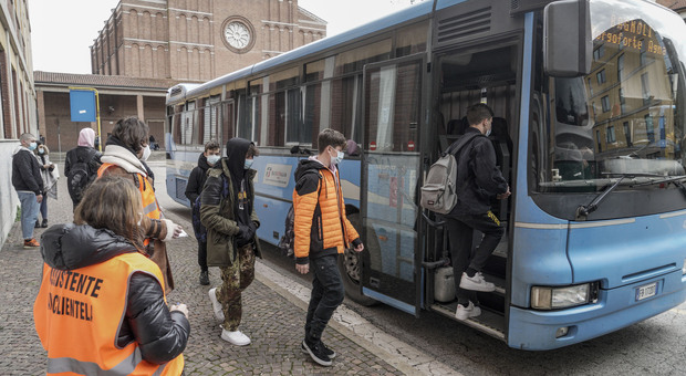 Piazzale Cervi capolinea bus per gli studenti