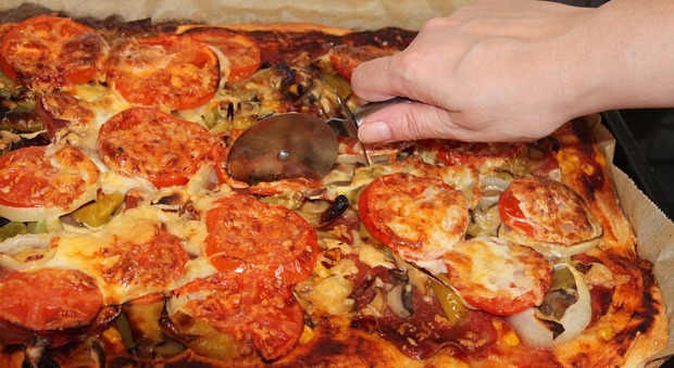 Muore soffocata da un boccone di pizza mentre cena con il marito
