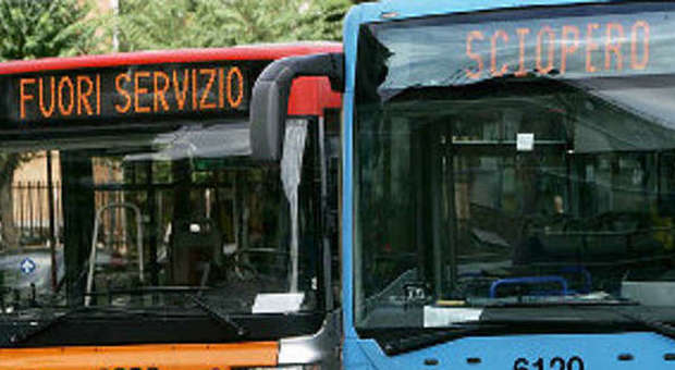 Atac, protesta autisti tpl: paralisi a Roma nord. Quaranta bus non partono, migliaia a piedi
