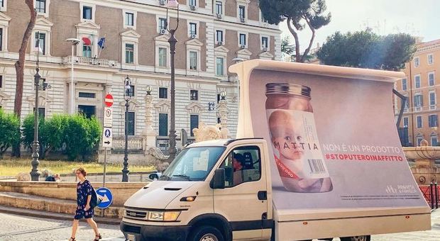 «Bambini dentro i barattoli», la campagna choc a Roma contro l'utero in affitto FOTO