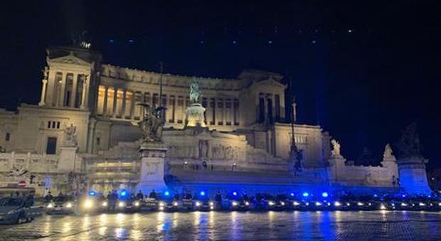 Roma, l'omaggio delle volanti a piazza Venezia per i poliziotti uccisi a Trieste