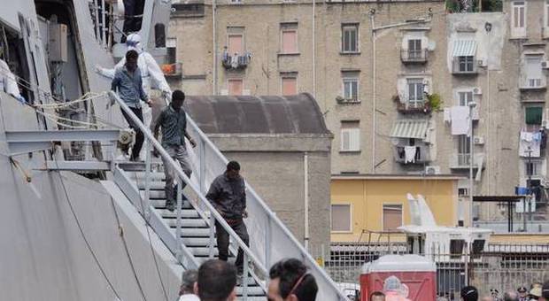Migranti, arrivati a Napoli 562 nuovi profughi. Fermati due sospetti scafisti