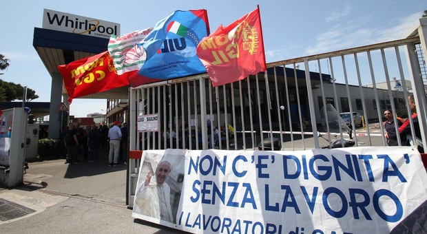 Whirlpool, nuovo blocco stradale dei lavoratori: «Resteremo a Napoli»