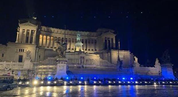Roma, poliziotti uccisi a Trieste. L'omaggio dei colleghi delle volanti all'Altare della Patria