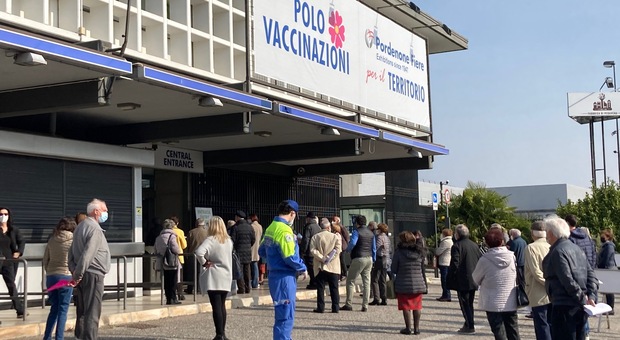 Gente in attesa del vaccino all'esterno del Polo vaccinale realizzato alla Fiera di Pordenone