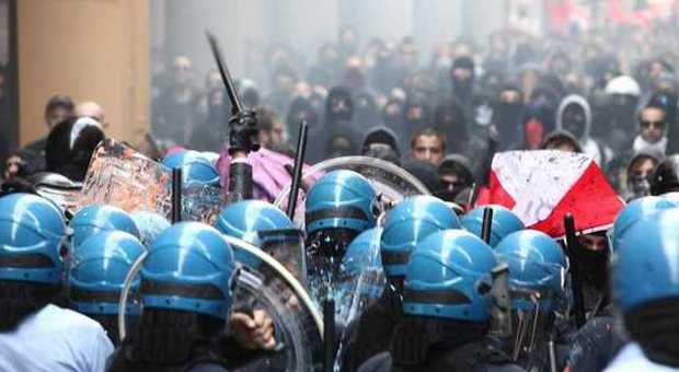 Scontri a Bologna, gli antagonisti protestano contro Bankitalia e Forza Nuova: agente ferito