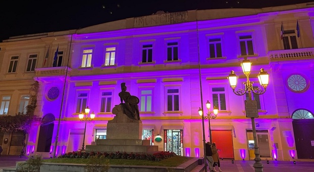 Il Municipio di Sant'Agnello illuminato di viola
